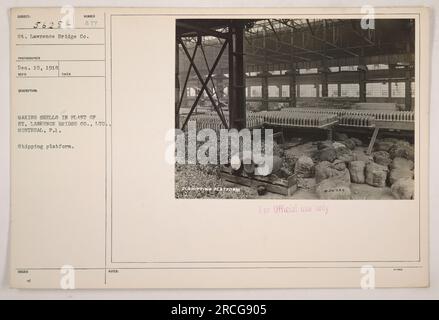 Arbeiter im St. Lawrence Bridge Co. In Montreal, Quebec, wird bei der Herstellung und Verpackung von Artilleriegeschalen auf einer Schiffsplattform beobachtet. Dieses Foto wurde am 10. Dezember 1918 von einem nicht identifizierten Fotografen aufgenommen. Nur zur offiziellen Verwendung. Stockfoto