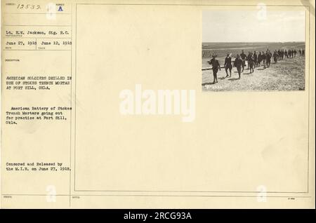 Amerikanische Soldaten in Fort Sill, Oklahoma, die im Umgang mit Schützenmörsern von Stokes ausgebildet wurden. Auf dem Foto ist eine amerikanische Batterie von Schützenmörsern von Stokes zu sehen, die zum Üben rausgehen. Das Bild wurde am 12. Juni 1918 aufgenommen und später vom M.I.B. am 27. Juni 1918 zensiert und veröffentlicht. Stockfoto