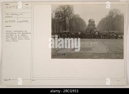 Eine Gruppe von Militärfahrzeugen, einschließlich Lastwagen, Autos und Motorrädern, ist zusammen mit ihren Fahrern und Captain W.A. abgebildet Schmit von der Research and Instruction Division, Signalkorps in Paris, Frankreich, am 5. Dezember 1919. Ein Foto von Sergeant Seabrook. Stockfoto