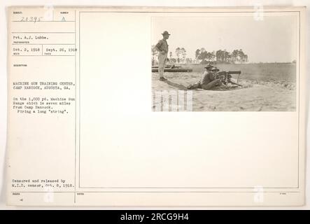 Pvt. A.J. Lubbe am Machine Gun Training Center in Camp Hancock, Augusta, GA, am 1918. August. Das Foto zeigt, wie er eine lange „String“ auf 1.000 Yards abfeuert. Maschinengewehrstand, 7 Meilen vom Lager entfernt. Das Bild wurde zensiert und am 8. Oktober 1918 vom M.I.D-Zensor veröffentlicht. Stockfoto