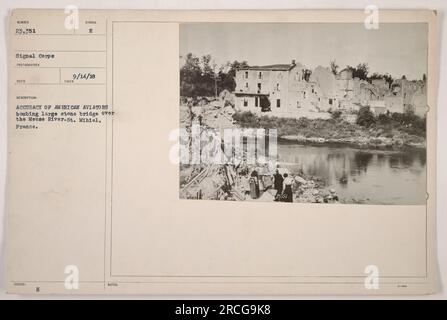 Amerikanische Piloten bombardieren eine große Steinbrücke über den Meuse River in St. Mihiel, Frankreich im Ersten Weltkrieg. Das Foto, Nummer 23.351, wurde von einem Fotografen des Signalkorps aufgenommen. Es ging am 14. September 1918 ein und wurde ausgestellt und zeigt die Genauigkeit der amerikanischen Piloten bei ihren Bombenanschlägen. Stockfoto