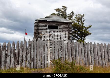 Holzzaun und altes Log Building, Fuerte Bulnes, berühmtes historisches Chile Fort an der Magellanstraße in der Nähe von Punta Arenas, chilenisches Patagonien, Südamerika Stockfoto