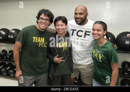 Jurrell Casey posiert während der Enthüllung des Krafträgers an der Long Beach Poly High School am Freitag, 14. Juli 2023, in Long Beach, Calf. Die Renovierung wurde von der Austin Ekeler Foundation finanziert, mit Spenden aus dem Casey Fund, der Juju Smith-Schuster-Stiftung, den Los Angeles Chargers, Sonos und Perform Better. Stockfoto