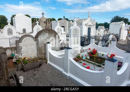 Berühmter öffentlicher Friedhof Sara Braun von Punta Arenas, Chile oder Cementerio mit weißen Mauern und Grabsteinfriedhöfen Stockfoto
