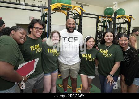 Jurrell Casey posiert während der Enthüllung des Krafträgers an der Long Beach Poly High School am Freitag, 14. Juli 2023, in Long Beach, Calf. Die Renovierung wurde von der Austin Ekeler Foundation finanziert, mit Spenden aus dem Casey Fund, der Juju Smith-Schuster-Stiftung, den Los Angeles Chargers, Sonos und Perform Better. Stockfoto