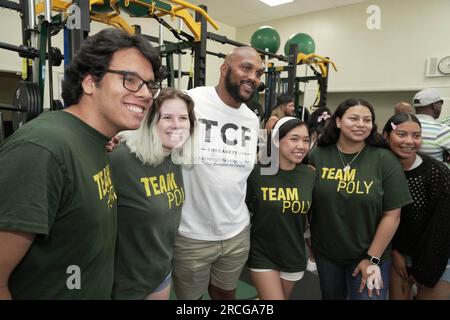 Jurrell Casey posiert während der Enthüllung des Krafträgers an der Long Beach Poly High School am Freitag, 14. Juli 2023, in Long Beach, Calf. Die Renovierung wurde von der Austin Ekeler Foundation finanziert, mit Spenden aus dem Casey Fund, der Juju Smith-Schuster-Stiftung, den Los Angeles Chargers, Sonos und Perform Better. Stockfoto