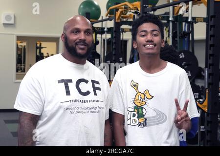 Jurrell Casey posiert während der Enthüllung des Krafträgers an der Long Beach Poly High School am Freitag, 14. Juli 2023, in Long Beach, Calf. Die Renovierung wurde von der Austin Ekeler Foundation finanziert, mit Spenden vom Casey Fund, der Juju Smith-Schuster’s The Juju Foundation, den Los Angeles Chargers, Sonos und Perform Better. Stockfoto