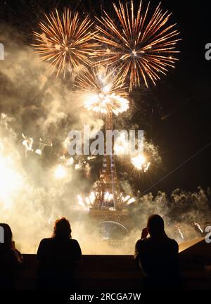 Paris, Frankreich. 14. Juli 2023. Feuerwerk am Eiffelturm während der Feierlichkeiten zum Bastille Day in Paris, Frankreich, am Freitag, den 14. Juli 2023. Viele französische Städte stornierten ihre traditionellen Feuerwerksshows sowohl wegen sozialer Unruhen als auch wegen des Klimawandels. Foto: Maya Vidon-White/UPI Credit: UPI/Alamy Live News Stockfoto