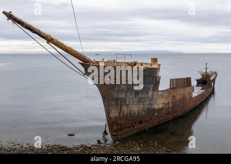 Das Berühmte Lord Lonsdale Schiff Old Rusty Hull, Punta Arenas Chile. Schiffswrack-Frigate-Überreste, Historische Magellan-Straße Tierra Del Fuego Passage Stockfoto