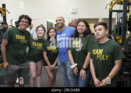 Hunter Clowdus (links) und Los Angeles Chargers Running Back Austin Ekeler posieren während der Enthüllung des Kraftraums an der Long Beach Poly High School am Freitag, den 14. Juli 2023, in Long Beach, Calf. Die Renovierung wurde von der Austin Ekeler Foundation finanziert, mit Spenden von Jurrell Casey’s The Casey Fund, Juju Smith-Schuster’s The Juju Foundation, den Los Angeles Chargers, Sonos und Perform Better. Stockfoto