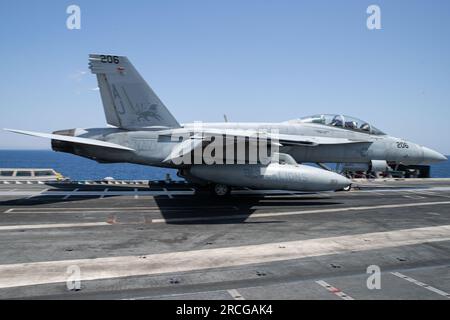 Captain Dan Catlin, rechts, befehlshabender Offizier von Carrier Air Wing (CVW) 8 und Captain Derek Fix, Stabschef der Carrier Strike Group 12. Start vom Cockpit des größten Flugzeugträgers der worldÕs USS Gerald R. Ford (CVN 78) in einem F/A-18F, der der ÒBlacklionsÓ der Streikkampfstaffel (VFA) 213 vom 12. Juli 2023 zugewiesen wurde. VFA 213 wird an Bord von Gerald R. Ford als Teil von CVW 8 eingesetzt. Die Gerald R. Ford Carrier Strike Group (GRFCSG) beteiligt sich an Neptune Strike, einem mehrjährigen Projekt zur Harmonisierung der US- und NATO-Planungsteams zur Übertragung von Befehls- und Kontrollbefugnissen über die alliierte Marine und A. Stockfoto