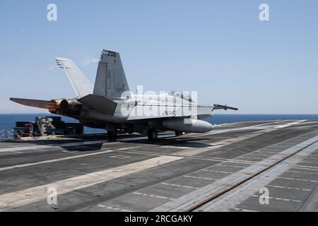 Captain Dan Catlin, rechts, befehlshabender Offizier von Carrier Air Wing (CVW) 8, und Captain Derek Fix, Stabschef von CVW 8. Start vom Cockpit des größten Flugzeugträgers der worldÕs USS Gerald R. Ford (CVN 78) in einem F/A-18F, der der ÒBlacklionsÓ der Streikkampfstaffel (VFA) 213 vom 12. Juli 2023 zugewiesen wurde. VFA 213 wird an Bord von Gerald R. Ford als Teil von CVW 8 eingesetzt. Die Gerald R. Ford Carrier Strike Group (GRFCSG) beteiligt sich an Neptune Strike, einem mehrjährigen Projekt zur Harmonisierung der US- und NATO-Planungsteams zur Übertragung der Befehls- und Kontrollbefugnisse der alliierten Marine und der Amphibienstreitkräfte Stockfoto