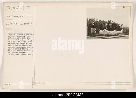 Präsident Wilson spricht mit Truppen in Langres, Frankreich. Das Foto zeigt von links nach rechts: Generalmajor Harry C. Hale, kommandierender 26. Div.; Generalmajor John W. ME Andrew, Stabschef; A.E.P. (hinter der Flagge); Botschafter Jusserand; General Leirot (französische Armee); Präsident Wilson (spricht) und Admiral Grayson. Langres, Hte. Marne, Frankreich. Stockfoto