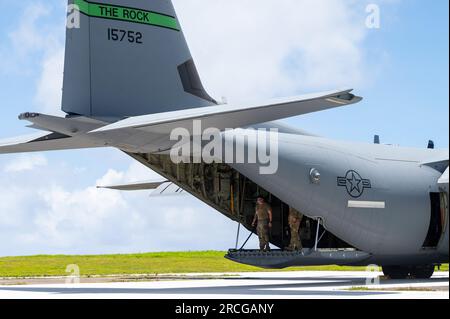 Flugzeuge, die dem 19. Flugzeugwartungsgeschwader und dem 61. Luftwaffengeschwader zugeteilt sind, die vom Luftwaffenstützpunkt Little Rock, Arkansas, entsandt wurden, bereiten sich auf den Start eines C-130J Super Hercules während Mobility Guardian 23 auf dem Luftwaffenstützpunkt Andersen, Guam, am 9. Juli 2023 vor. MG23 wird das neue Modell der Air Force Generation und die Konzepte Agile Combat Employment testen. (USA Air Force Foto von Tech. Sgt. Joseph Pick) MG23 ist eine Gelegenheit, gemeinsam mit unseren Verbündeten und Partnern zu trainieren, um Interoperabilität zu demonstrieren und unsere kollektive Fähigkeit zur Unterstützung eines freien und offenen Indo-Pacific zu stärken. (USA Air Force Foto von Stockfoto