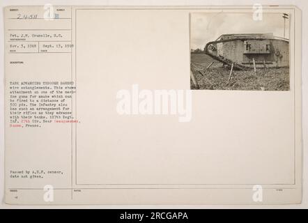 3. November 1918 Foto von Pvt. J.W. Crunelle, S.C. zeigt einen Panzer, der sich durch Stacheldraht-Verwicklungen bewegt. Das Bild zeigt eine Befestigung an einem Maschinengewehr, das zum Abfeuern von Rauch bis zu 300 Yards verwendet wird. Die Infanterie verwendet auch eine ähnliche Anordnung für ihre Gewehre, während sie mit Panzern vorrücken. Foto in der Nähe von Beauquesnes, Somme, Frankreich von 107. Regt. INF., 27. Div Dieses Foto wurde vom A.E.P. Zensor übergeben. Stockfoto