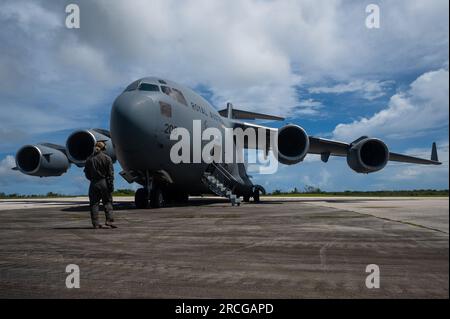 Royal Australian Air Force Corporal Charlotte Roe, ein C-17 Globemaster III, der Nr. 36 Staffel RAAF in Base Amberley, Australien, zugewiesen wurde, beobachtet den Motorstart auf einem RAAF C-17 während der Exercise Mobility Guardian 23 auf dem Luftwaffenstützpunkt Andersen, Guam, am 12. Juli 2023. Mobility Guardian 23 ist eine multilaterale Übung, an der gemeinsame ausländische Partner beteiligt sind, um die Koalitionsfähigkeit im Zuständigkeitsbereich des Kommandobereichs Indo-Pazifik zu demonstrieren. (USA Air Force Foto von Tech. Sgt. Sean Carnes) Stockfoto