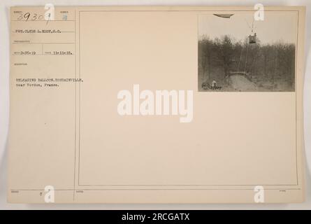 Gefreiter Clyde L. Eddy, ein Fotograf des Signalkorps, hat dieses Bild am 11. November 1918 in der Nähe von Verdun, Frankreich, aufgenommen. Das Foto zeigt einen Soldaten, der einen Ballon in Houdainville freilässt. Dieses Bild ist in der Sammlung mit 39309 nummeriert und wird von den Hinweisen C begleitet Stockfoto