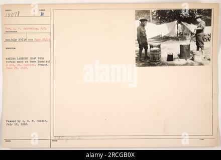 Private L.P. Goldshlag, Signal Corps, wird am 25. Juni 1918 fotografiert, macht Waschseife aus Müllfleisch im Base Hospital #101 in St. Nazaire, Frankreich. Das Foto wurde von einem nicht identifizierten Fotografen aufgenommen. Das Bild wurde von der A.E.F. Zensor am 16. Juli 1918. Stockfoto