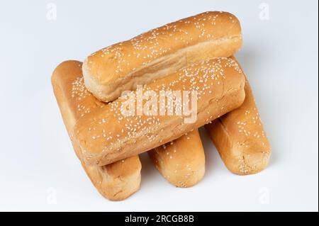 Hot-Dog-Brötchen stapeln sich mit Sesam isoliert auf weißem Studiohintergrund Stockfoto