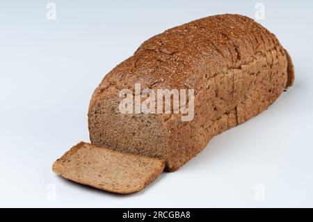 Ganzkornbrotscheiben isoliert in der perspektivischen Ansicht des weißen Studiohintergrunds Stockfoto