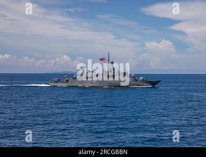 GOLF VON THAILAND (29. Juni 2023) das Royal Thai Navy-Kriegsschiff HTMS Rattanakosin (FSGM 441) durchläuft während einer Durchgangsübung den Arleigh-Burke-Klasse-Guided-Missile Destroyer USS Rafael Peralta (DDG 115). Rafael Peralta ist der Task Force 71/Destroyer Squadron (DESRON) 15, der größten nach vorn verlegten DESRON der Marine, und der Hauptstreitkraft der US-7.-Flotte zugewiesen. (USA Marinefoto von Mass Communication Specialist 2. Class Colby A. Mothershead) Stockfoto