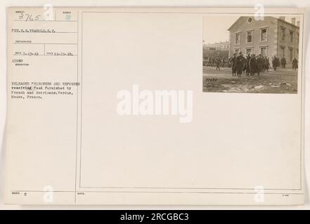 PVT. E. R. Trabold, S.C., hat am 21. November 1918 ein Foto mit dem Titel "Subject 37655" aufgenommen. Das Bild zeigt freigelassene Gefangene und Flüchtlinge an einem Ort in Verdun, Maas, Frankreich. Man sieht, dass französische und amerikanische Streitkräfte Menschen in Not mit Nahrungsmitteln versorgen. Dieses Bild wurde mit begleitenden Hinweisen herausgegeben. Stockfoto