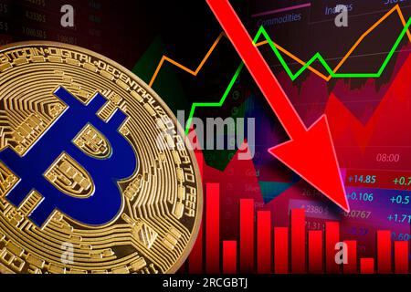 Kryptowährungskollaps. Collage mit Bitcoin und Datendiagrammen Stockfoto