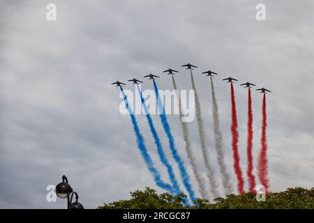 Paris, Frankreich. 14. Juli 2023. Patrouille de France in Big Nine Formation mit 9 Alphajets. Der französische Nationalfeiertag (Bastille-Tag) wird am Freitag, den 14. Juli 2023 mit der Militärparade der Champs-Elysées in Anwesenheit des Präsidenten der Republik Emmanuel Macron in Paris, Frankreich, gefeiert. Kredit: Bernard Menigault/Alamy Live News Stockfoto