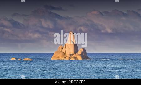 Granitfelsen entlang der Küste mit orangefarbenen Flechten in Binalong Bay, Bay of Fires, St. Helens, Tasmanien, Australien Stockfoto