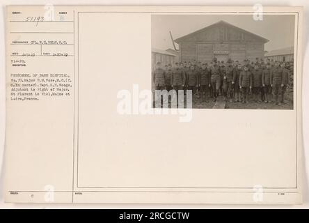 Personal des Basiskrankenhauses, Nr. 70, posiert für ein Foto in St. Florent Le Viel, Maine et Loire, Frankreich. Major R. M. Vose, M.C. ist in der Mitte, mit Captain K. H. Woogs, Adjutant rechts. Das Foto wurde am 20. Januar 1919 aufgenommen. Stockfoto