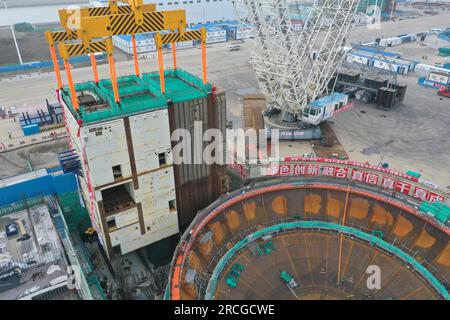 YANTAI, CHINA - 14. JULI 2023 - Ein großer Kran hebt das CA20-Modul in die Atominsel von Block 4 im Kernkraftwerk Shandong Haiyang in Y Stockfoto