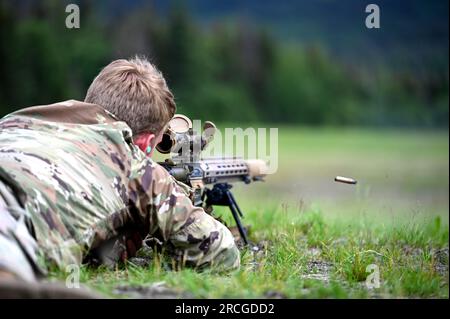 USA Jackson Jacobs, ein der Nationalgarde Tennessee zugewiesener Artilleriebeobachter, der die Region III repräsentiert, feuert ein M1101A1-Geschwader Designated Marksman Rifle ab, während er am besten Krieger-Wettbewerb der Nationalgarde der Armee (ARNG), Joint Base Elmendorf-Richardson, Alaska, am 12. Juli 2023 teilnimmt. Die ARNG BWC testet die Anpassungsfähigkeit und Letalität unserer Streitkräfte, da unsere Bürgersoldaten der Nationalgarde weiterhin bereit und widerstandsfähig sind, die Herausforderungen der Nation zu bewältigen. (USA Air National Guard (Foto) von Master Sgt. David Eichaker) Stockfoto