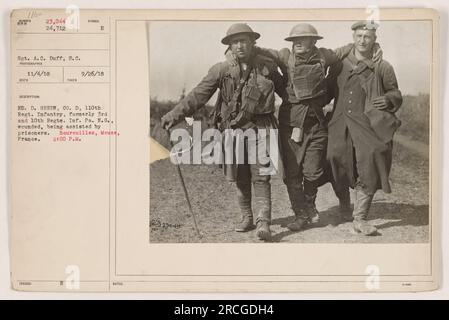 Sgt. Duff vom Signalkorps nimmt das Bild des verwundeten Soldaten Pvt. E.D. auf Green von Kompanie D, 110. Regiment Infanterie, früher 3. Und 10. Regiment Infanterie Nationalgarde, unterstützt von Gefangenen in Boureuilles, Mause, Frankreich, am 26. September 1918 um 2:00 Uhr. Stockfoto