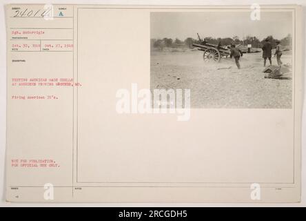 Soldaten werden dabei gesehen, wie sie amerikanische Patronen auf dem Aberdeen-Testgelände in Maryland testen. Dieses Foto, das am 27. Oktober 1918 aufgenommen wurde, zeigt Sumber, das die Genauigkeit und Zuverlässigkeit dieser Schalen mit amerikanischen 75-mm-Kanonen unter Beweis stellt. Beachten Sie, dass dieses Foto nicht veröffentlicht werden darf und nur für den offiziellen Gebrauch bestimmt ist. Stockfoto