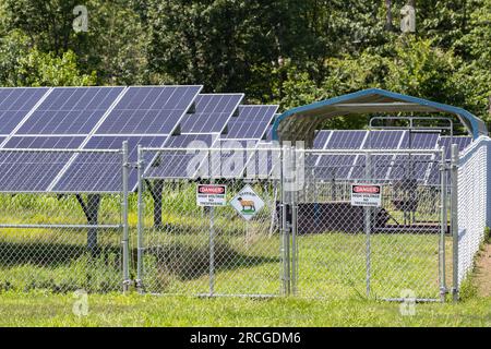 Bloomsburg, Usa. 14. Juli 2023. Ein Zaun umgibt die Solarpaneele auf dem Campus der Central Columbia High School in Bloomsburg, Pa, am 14. Juli 2023. Central Columbia installierte ein kombiniertes 3,8-Megawatt-Array mit fast 7.000 bifacialen Solarpaneelen, das schätzungsweise 90 % des jährlichen Stromverbrauchs des Schulbezirks ausgleicht. (Foto: Paul Weaver/Sipa USA) Guthaben: SIPA USA/Alamy Live News Stockfoto