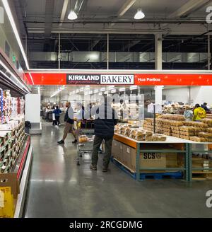 Auckland, Neuseeland - 30. Juni 2023: Lebensmitteleinkäufe des Kunden im einzigen Costco-Geschäft Neuseelands in Auckland. Stockfoto