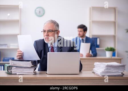 Zwei Kollegen, die am Arbeitsplatz arbeiten Stockfoto