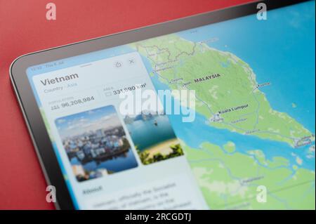 New York, USA - 6. Juli 2023: Informationen zum Land Malaysias in der digitalen Karte ipad Makroansicht Stockfoto
