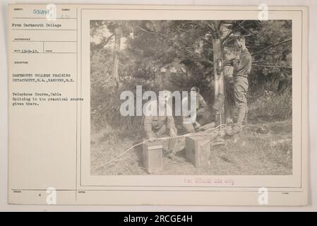 Soldaten, die an einem Telefonkurs über Kabelspleißen teilgenommen haben, an der Dartmouth College Trainingseinheit, N.A., Hannover, N. H. Der Kurs ist Teil der praktischen Schulung. Dieses Bild wurde von einem Fotografen des Dartmouth College aufgenommen und ist nur für den offiziellen Gebrauch vorgesehen. Stockfoto