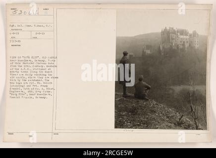 Soldaten der amerikanischen Expeditionstruppen, die in Deutschland in der Nähe der Mosel stationiert sind, besuchen häufig den Burg Eltz, ein restauriertes Schloss, dessen Teile aus dem 12. Jahrhundert stammen. Auf diesem Foto sind die Mitglieder von Co A, 301. Ingenieure, 4. Armeekorps, einschließlich Sergeant 1cl. Kanal E. Mace, besuchen Sie das Schloss und werden vom Hausmeister geführt. Pvt. Frank DMC Grandel und CPL.WM. Benoit, beide von Co A, werden ebenfalls in der Abbildung gezeigt. Deutsches Rhenisches Preußen, Deutschland am 8. Februar 1919. Stockfoto