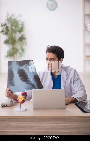 Junger Radiologe, der im Krankenhaus arbeitet Stockfoto