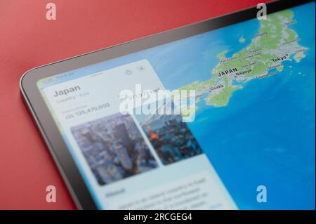 New York, USA - 6. Juli 2023: Landesweite Grenzlinien auf der Karte ipad Makro Nahaufnahme Stockfoto