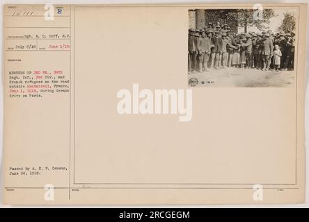 Mitglieder des 2. Bataillons, 38. Infanterie-Regiment, 3. Division, werden am 1. Juni 1918 auf der Straße vor Montmirail, Frankreich, gesehen. Auf diesem Foto werden sie von französischen Flüchtlingen während der deutschen Fahrt nach Paris begleitet. Das Bild wurde von Sergeant A. C. Duff aufgenommen und am 24. Juni 1918 vom A.E.F. Zensor genehmigt. Stockfoto