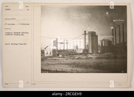 Mitarbeiter in der Shell-Abfüllanlage Nr. 3, einem Teil des Chemical Warfare Service am Edgewood Arsenal in Maryland. Das Foto wurde am 17. Juni 1918 aufgenommen und zeigt eine Gruppe von Arbeitern, die in der Nähe des Gebäudes des des Beatmungsschachtkraftwerks stehen. Das Bild hat die Nummer 60016 und wurde vom Fotografen S.C. aufgenommen Stockfoto