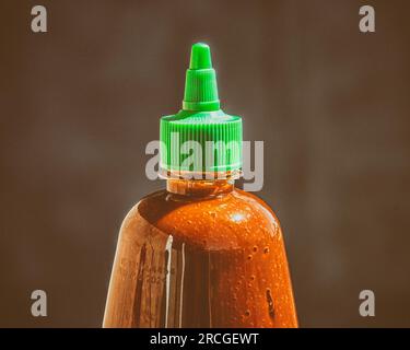 Los Angeles, CA, USA – 14. Juni 2023: Eine Nahaufnahme der Sriracha-Flasche mit heißer Chilisauce in Los Angeles, CA. Wegen eines Mangels an Chili-Paprika ist die Soße Stockfoto