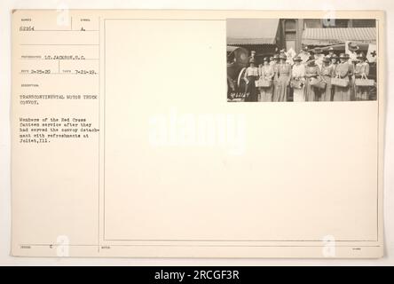 Mitglieder des Roten Kreuzes bieten Erfrischungen für die Mitglieder des Transcontinental Motor Truck Convoy in Joliet, Illinois. Dieses Bild wurde am 21. Juli 1919 während des 1. Weltkriegs aufgenommen. Stockfoto