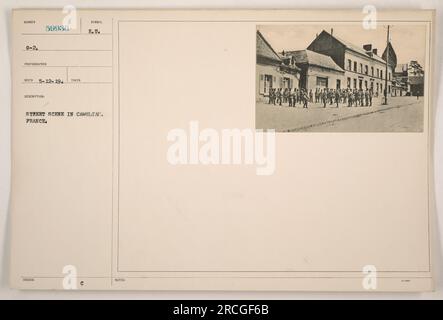 Amerikanische Soldaten und Zivilisten können während des Ersten Weltkriegs in Camelin, Frankreich, auf einer Straße wandern sehen. Das Foto wurde von Sumber G-2 am 12. Mai 1919 aufgenommen. Die Standort- und Datumsinformationen sind auf dem Bild sichtbar. Es ist unklar, was die Hinweise „TAKE DESCRIPTION ISSUED i SYMBOL EU“ bedeuten. Stockfoto