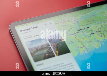New York, USA - 6. Juli 2023: Bangladesch auf Online-Apfelkarten auf dem Bildschirm des ipad-Tablets in Nahaufnahme Stockfoto