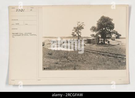 Frachtpier an der Aviation Experiment Station in Hampton, VA. Das Foto wurde 1918 von Fotograf 3301 aus der Ferne aufgenommen. Die Beschreibung lautet „Freight Pier, Aviation Experiment Station, Hampton, VA.“ Die Abbildung zeigt eine Struktur, die zum Be- und Entladen von Fracht im Zusammenhang mit Flugaktivitäten während des Ersten Weltkriegs verwendet wird. Stockfoto