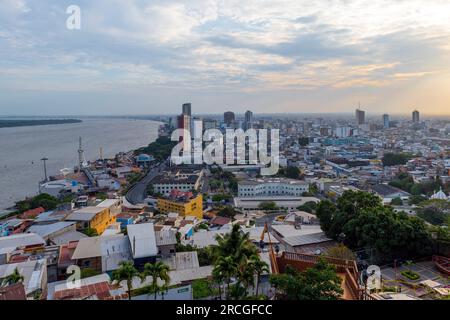 Guayaquil City bei Sonnenuntergang mit Guayas River und Wolkenkratzer Skyline, Guayaquil, Ecuador. Stockfoto